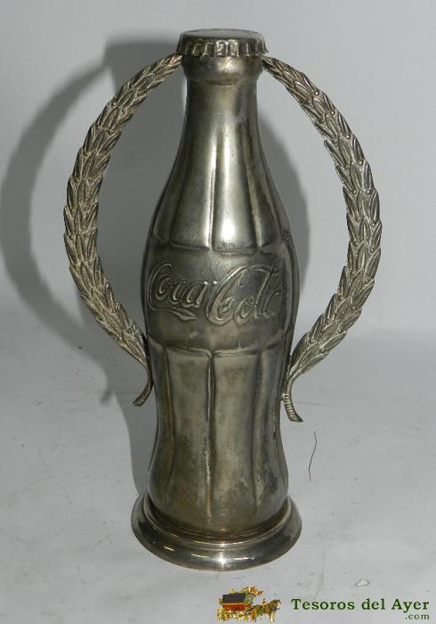 Botella Trofeo De Coca Cola, Realizada En Metal, Mide 21 Cms De Alto.