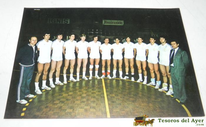 Fotografia Del Real Madrid De Voleibol. Campeon Liga. Temporada 1976 / 77, Ed. Bergas, Foto Ra�l Cancio, Mide 20,8 X 14,8 Cms.