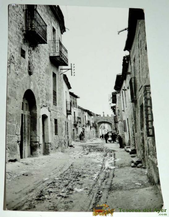 Antigua Foto Postal De Pe�aranda De Duero (burgos) - Calle De El Generalisimo Franco Y Al Fondo Arco De Las Monjas, N.8, Circulada. Ed. Sicilia