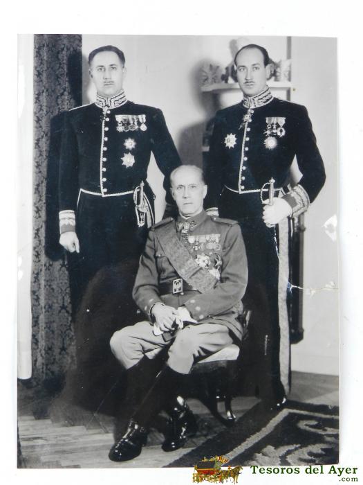 Fotografia De Coronel De Infanteria Muy Condecorado Con Sus Dos Hijos Diplomaticos, Mide 20 X 15 Cms, Es Una Copia De La Original.