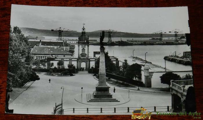 Foto Postal De El Ferrol Del Caudillo. Puerta Del Dique Y Monumento A Los Ca�dos De �frica. Ed. Arribas N� 145. No Circulada.