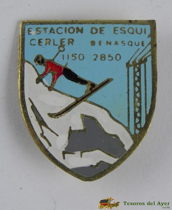 Insignia Deportiva Esmaltada De Esqui De Cerler, Benasque, Ski, Mide 3 Cms. Reverso Con Alfiler.