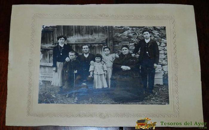 Antigua Fotografia De Familia A�os 1910 / 20, Ni�os Con Escopeta De Juguete, Parecen Del Norte De Espa�a, Castilla Leon, Asturias, Etc..., Mide 26 X 17,5 Cms.