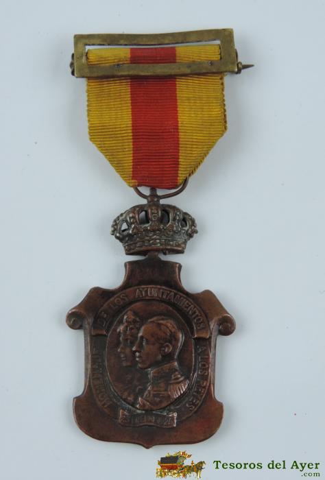 Medalla Homenaje De Los Ayuntamientos A Los Reyes. Todos Y Todo Por La Patria. 23 De Enero De 1925. Medidas: 5,5 X 3,7 Cms.