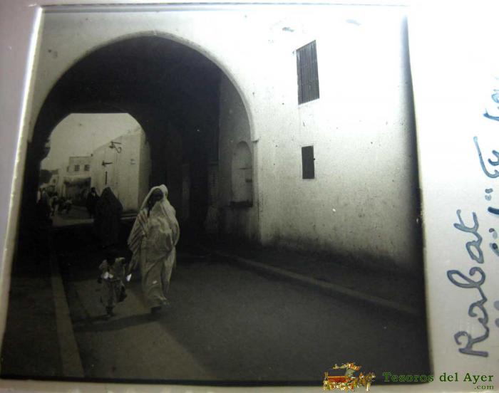 Antigua Fotografia Estereoscopica De Rabat - Calle Sidi Fatach Y Mezquita Moulay El Mekki - Marruecos - En Cristal - Mide 10,7 X 4,4 Cms.