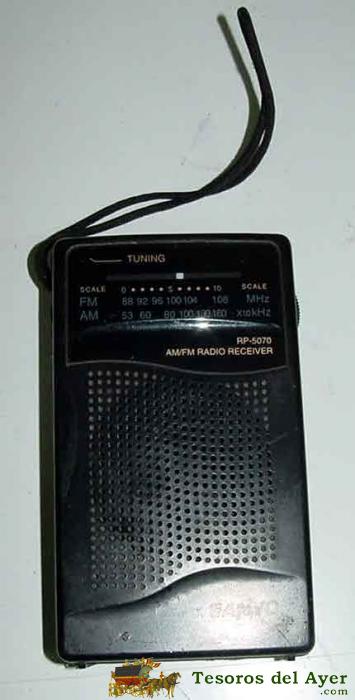 Antiguo Aparato De Radio, Transistor A Pilas - Marca Sanyo - Radio Am Y Fm -   Funciona, Pero No Tiene Tapa De Las Pilas - Mide 12 Cms De Largo X 7 De Ancho Cms.