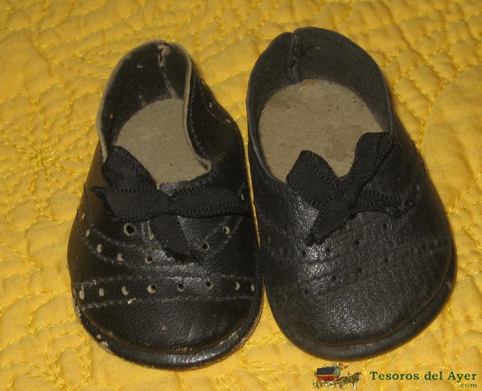 Antiguas Zapatos  De Piel ,para Uniforme De Gisela.