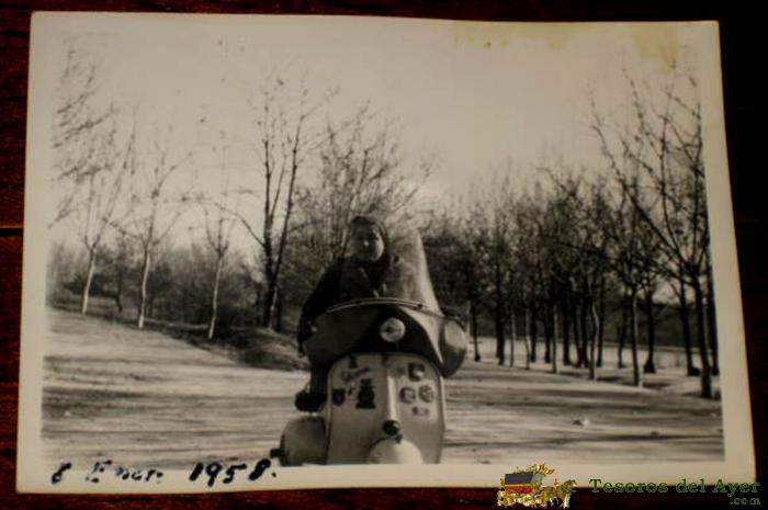 Antigua Fotografia De Mujer  En Moto Vespa - 1958 - Mide 10,5 X 7,5 Cms. Old Motorcycle - 