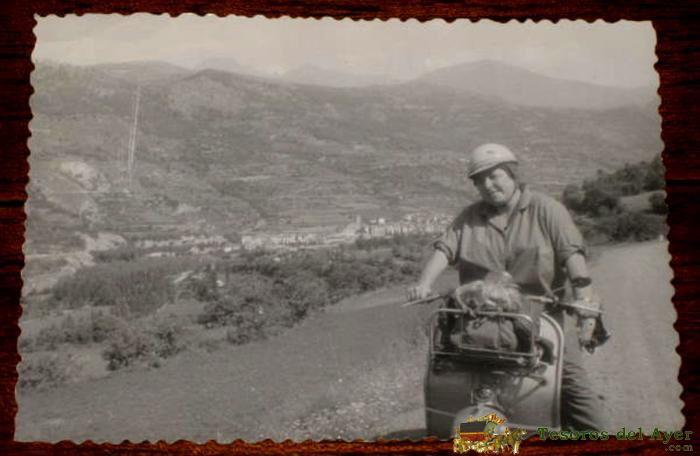 Antigua Fotografia De Mujer  En Moto Vespa - 1958 - Mide 10,5 X 7,5 Cms. Old Motorcycle - 