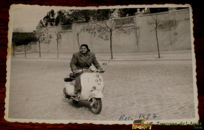 Antigua Fotografia De Mujer  En Moto Vespa - 1957 - Mide 10,5 X 7,5 Cms. Old Motorcycle - 