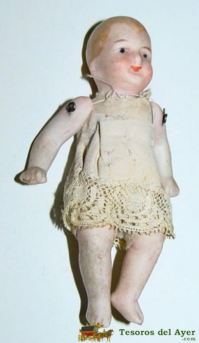 Antiguo Bebe De Porcelana 1900 Alemania - Sirve Para Casa De Mu�ecas, Pelo Y Ojo Decorado, Boca Cerrada, Ropa De Origen, Mide 10 Cms.
