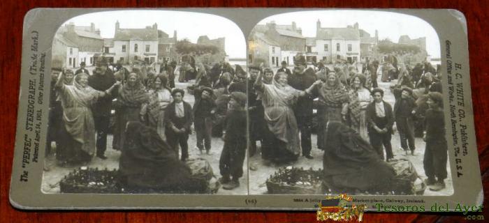 Antigua Fotografia Estereoscopica De Grupo De Personas En La Plaza Del Mercado De Galway, Irlanda, Mide 17,5 X 9 Cms. Ed. H.c. White.