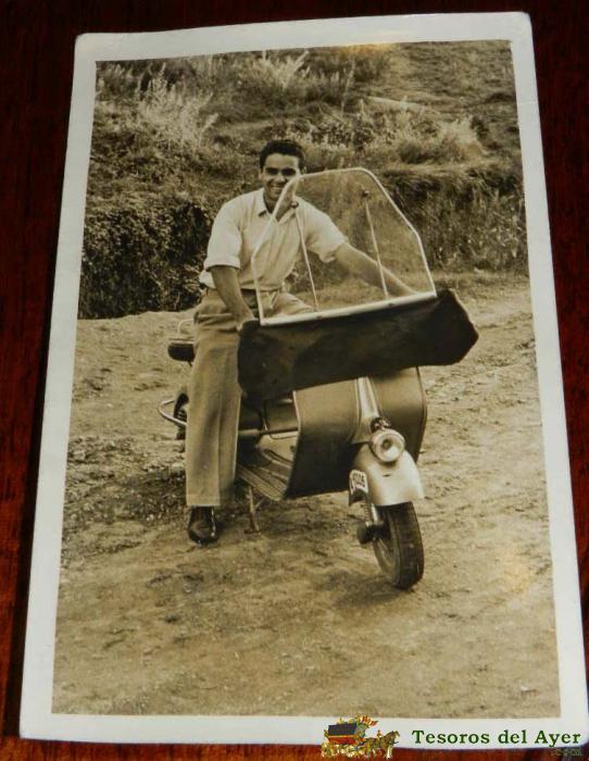 Antigua Fotografia Con Moto Vespa, Tama�o Postal