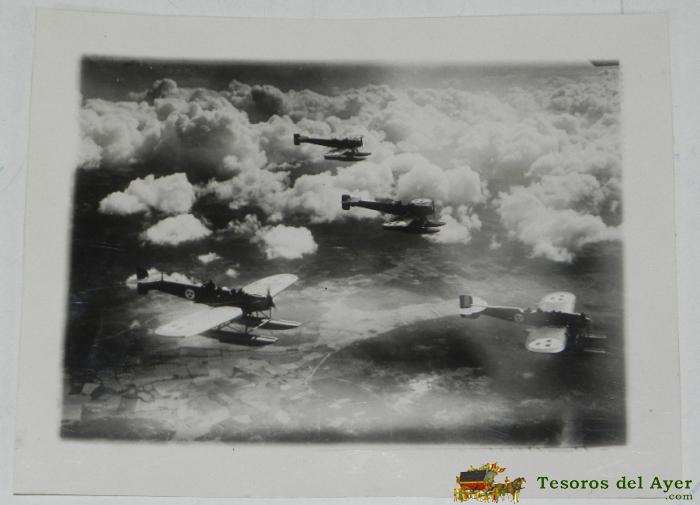 Antigua Fotografia De Hidroavion Militar De La Ii Guerra Mundial, 3 Hidroaviones Militares En Formacion, Fabricado Por Saab - Mide 14,5 X 10,5 Cms.
