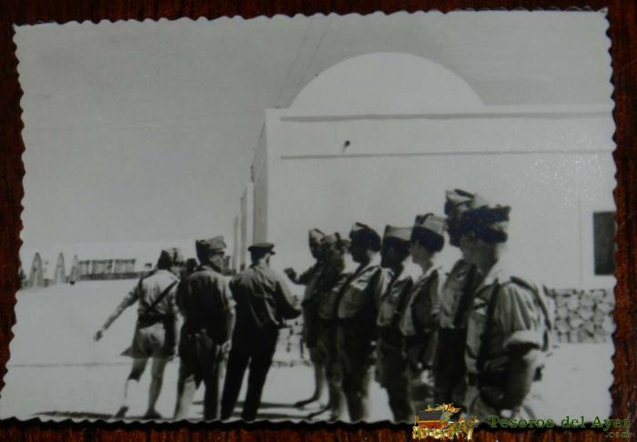 Antigua Foto Postal, Sahara, Legionarios Espa�oles, Saludando A Un Alto Cargo, No Circulada