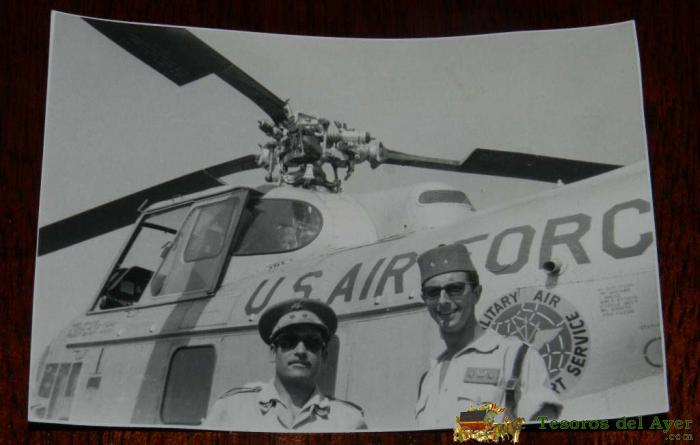 Antigua Foto Postal, Sahara, Dos Militares Posando Junto Helicoptero De Usa Air Force, No Circulada