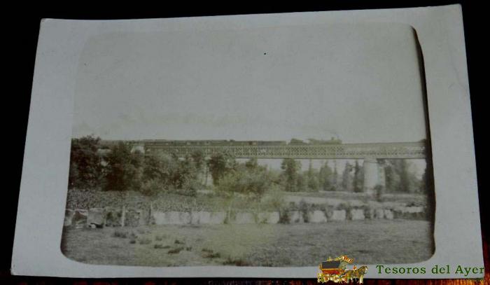 Antigua Foto Postal De Tren Atravesando Un Puente Metalico, Ferrocarril, Sin Circular