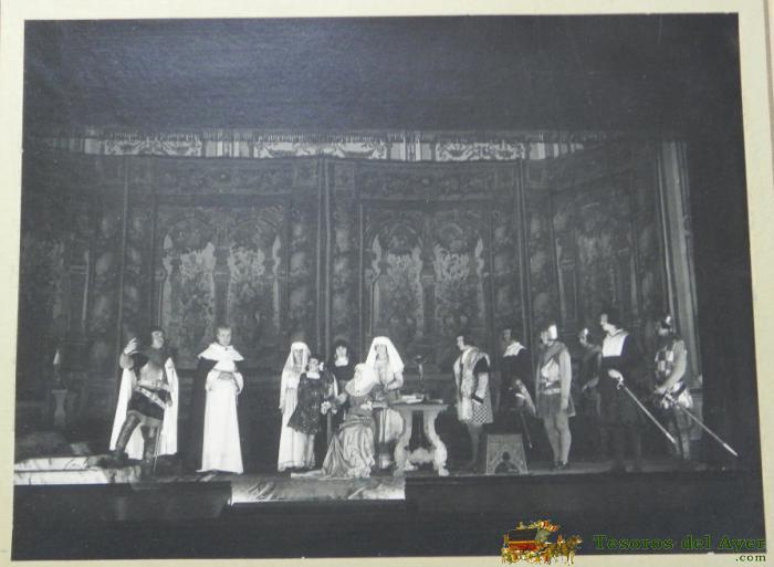 Antigua Fotografia De La Obra De Teatro O Zarzuela De Isabell Ii Y Cristobal Colon, Mide 33 X 27,5 Cms.