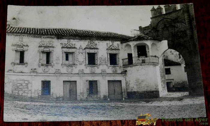 Antigua Foto Postal De Baeza, Puerta Arco Villalar, No Circulada, No Pone Editorial.
