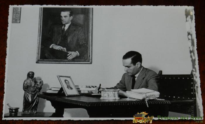 Antgua Fotografia Original De Manuel Pombo Angulo (santander, 1914 -  Madrid, 1995) Fue Un M�dico Y Periodista Espa�ol. Foto De Martin Santos Yubero, Mide 18 X 11,5 Cms.