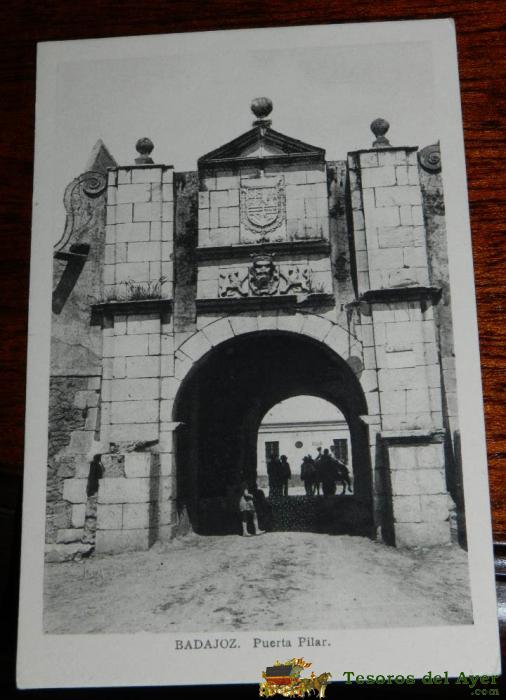 Antigua Postal De Badajoz, Puerta Pilar, Ed. M. Arribas, No Circulada.