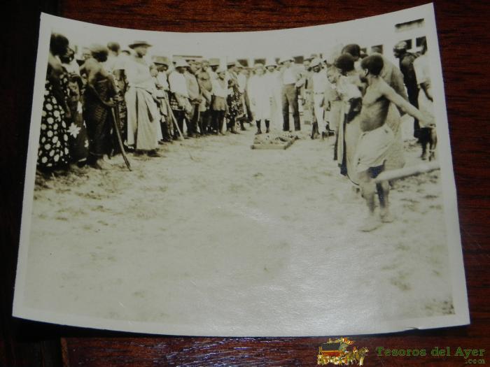 Antigua Fotografia De Guinea Ecuatorial, Militares Espa�oles Despues De La Caza De Un Leopardo, Colonia Espa�ola, Mide 11 X 8,5 Cms.