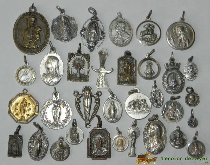 Antiguo Lote De 33 Medallas Religiosas Algunas De Plata, Tal Como Se Ve En La Fotografia Puesta. Excelente.