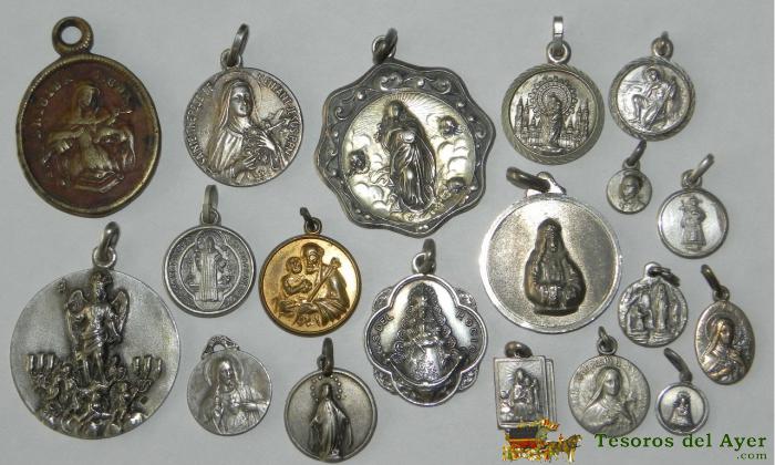 Antiguo Lote De 19 Medallas Religiosas Algunas De Plata, Tal Como Se Ve En La Fotografia Puesta. Excelente.