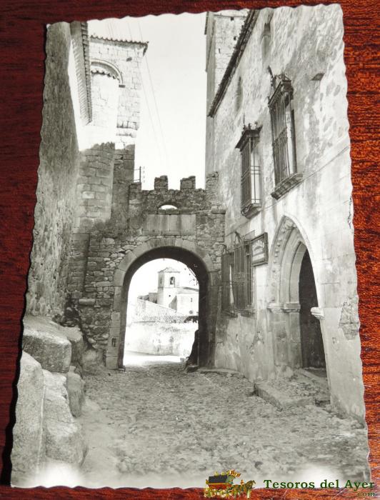 Antigua Foto Postal De Trujillo - Caceres - Arco De Santiago Y Palacio De Chaves - N. 23 - Ediciones Arribas - Circulada.