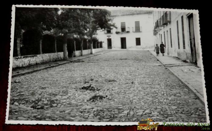 Fotografia De Arjona (jaen), Plaza General Morales, 1950 Aprox. Mide 17,58 X 11,6 Cms. Aprox. Fotografia Ortega. La Foto Que Se Ve No Hace Justicia A La Foto Original Que Se Vende.