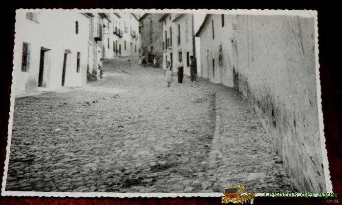 Fotografia De Arjona (jaen), Calle General Ruano, 1950 Aprox. Mide 17,58 X 11,6 Cms. Aprox. Fotografia Ortega. La Foto Que Se Ve No Hace Justicia A La Foto Original Que Se Vende.