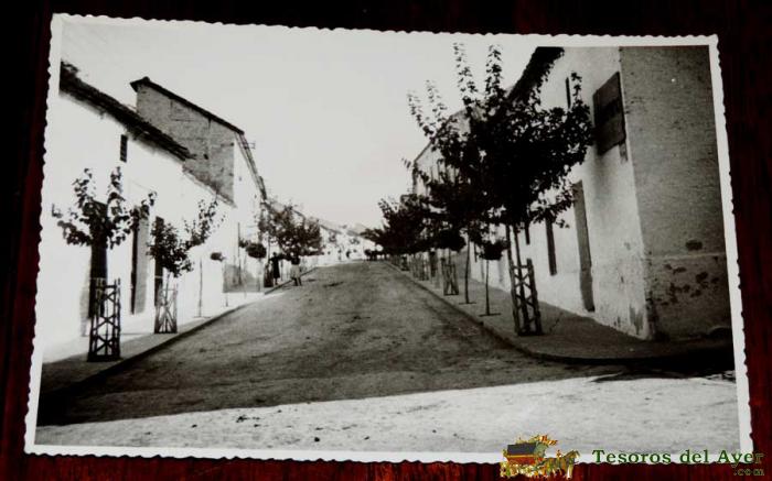 Fotografia De Arjona (jaen), Calle Ramon Y Cajal, 1950 Aprox. Mide 17,58 X 11,6 Cms. Aprox. Fotografia Ortega. La Foto Que Se Ve No Hace Justicia A La Foto Original Que Se Vende.
