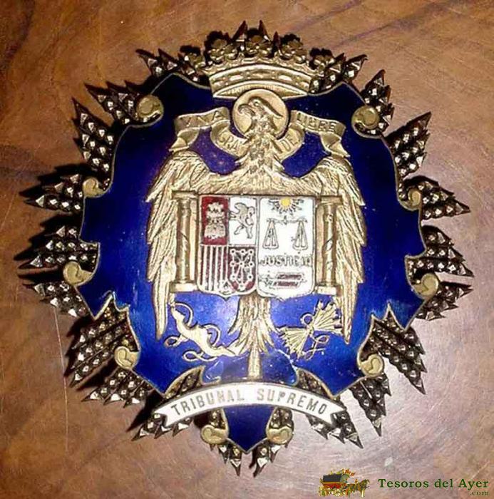Pin on Condecoraciones y medallas militares, policiales y civiles de  Colombia